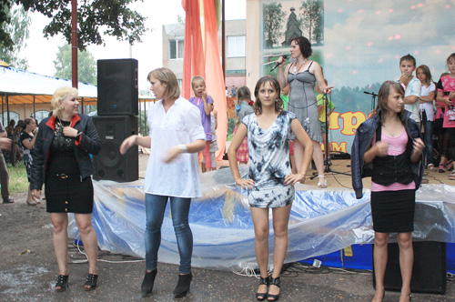  Марина Николенка (в белом) – 1 место и Виктория Нилова (справа) 2- место  - получили денежные призы, а Светла Овсянникова (слева)  – поощрительный приз – сердечко