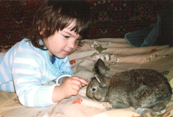 Даша Смирнова, 3 года:
Это кролик, он мой друг. Мы так прыгали вокруг!
Отдохнем, потом опять будем прыгать и играть.
Пальчиком его коснусь, я нисколько не боюсь!