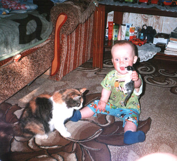 Котенок Кеша и кошка Муська – любимцы десятимесячного Никитки Зайцева из поселка Пено